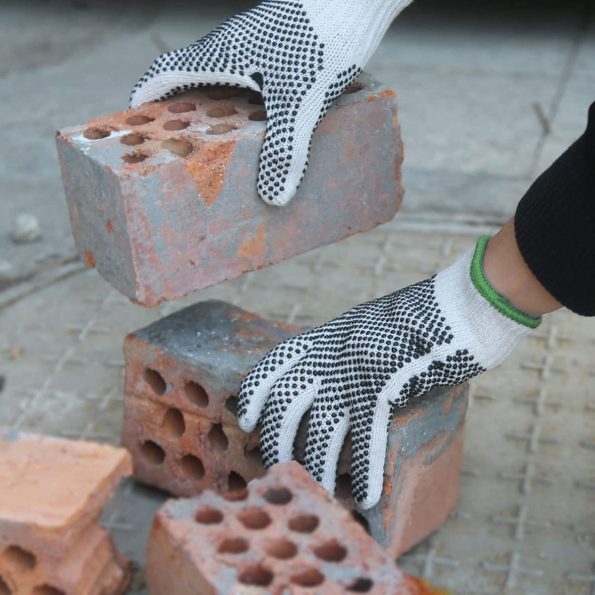 Sweat-absorbent Evridwear fabric helps keep hands comfortable during long tasks