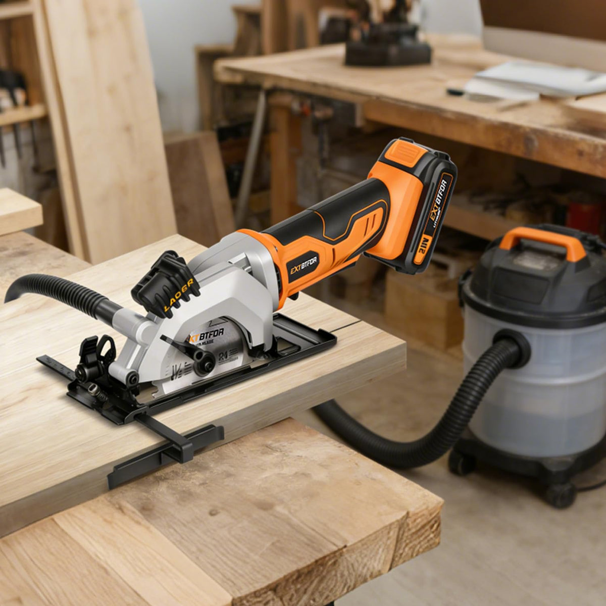 Extbtfor circular saw with dust pipe to keep your workspace tidy.