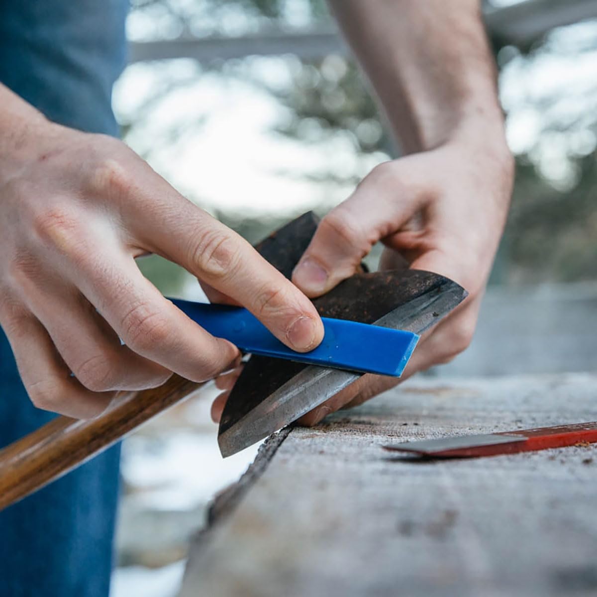 EZE-LAP EZLPACK-BRK 600 grit paddle provides steady intermediate sharpening for blades.
