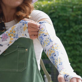 FARMER'S DEFENSE machine-washable sleeves simplify cleaning after work.