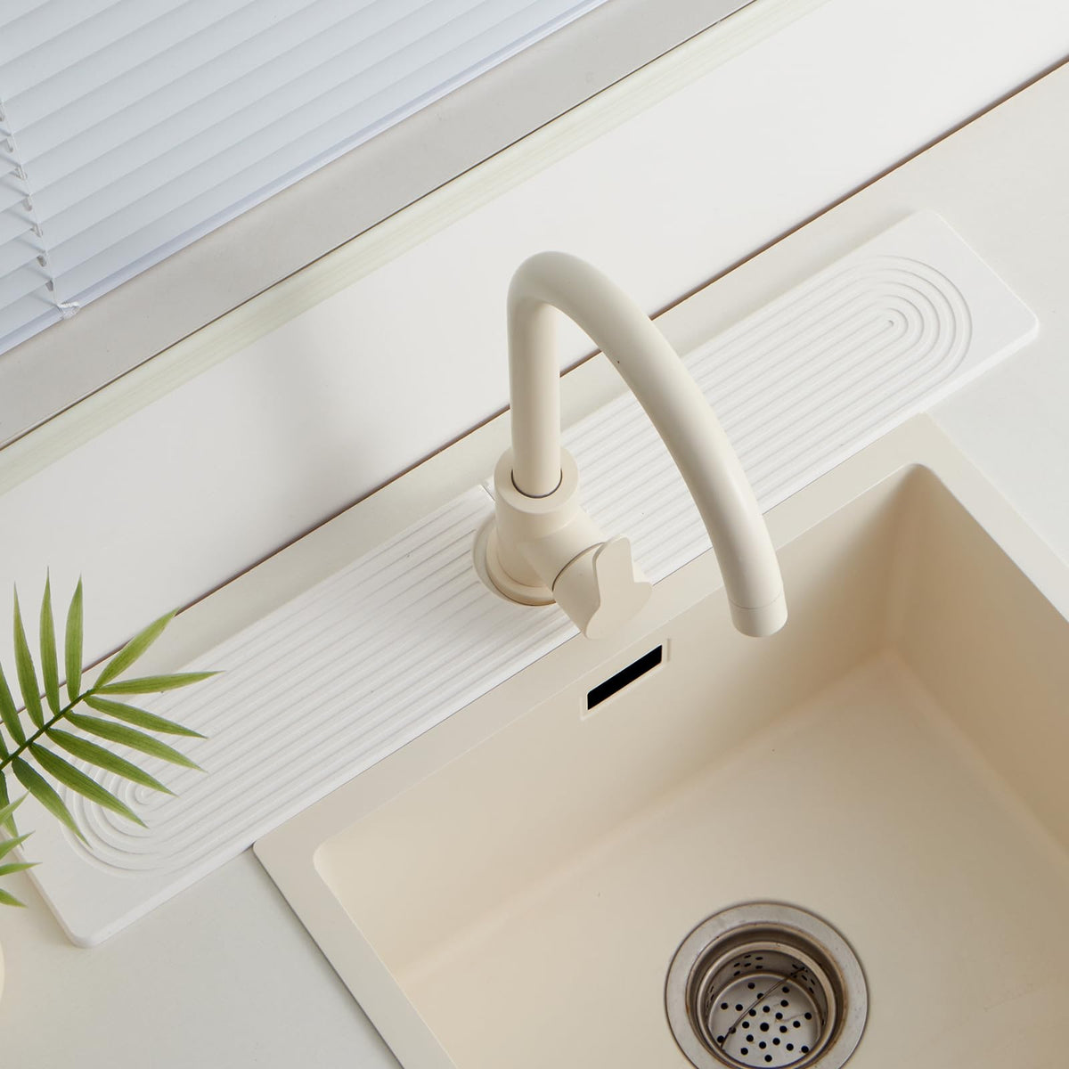 Fatilin Stone Faucet Mat absorption closeup shows fast water uptake for a dry sink