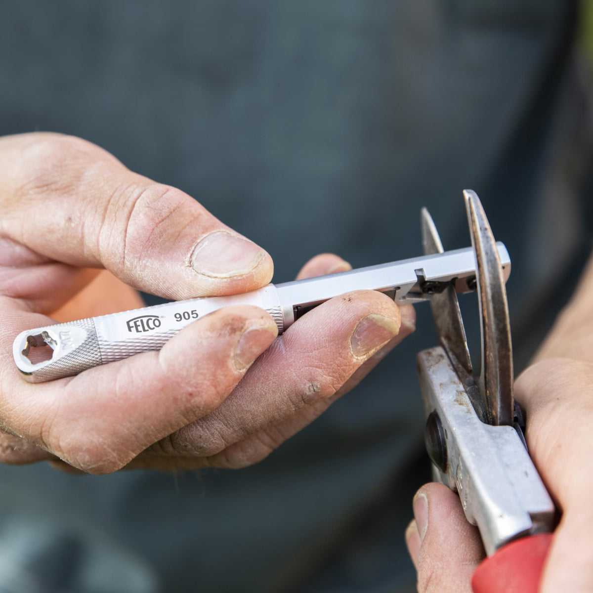 FELCO905 compact maintenance tool for on-site pruning tool care.