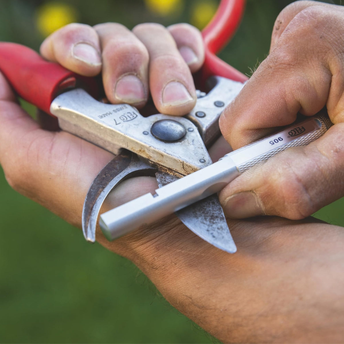 FELCO905 second carbide stone provides finer sharpening for a precise edge.