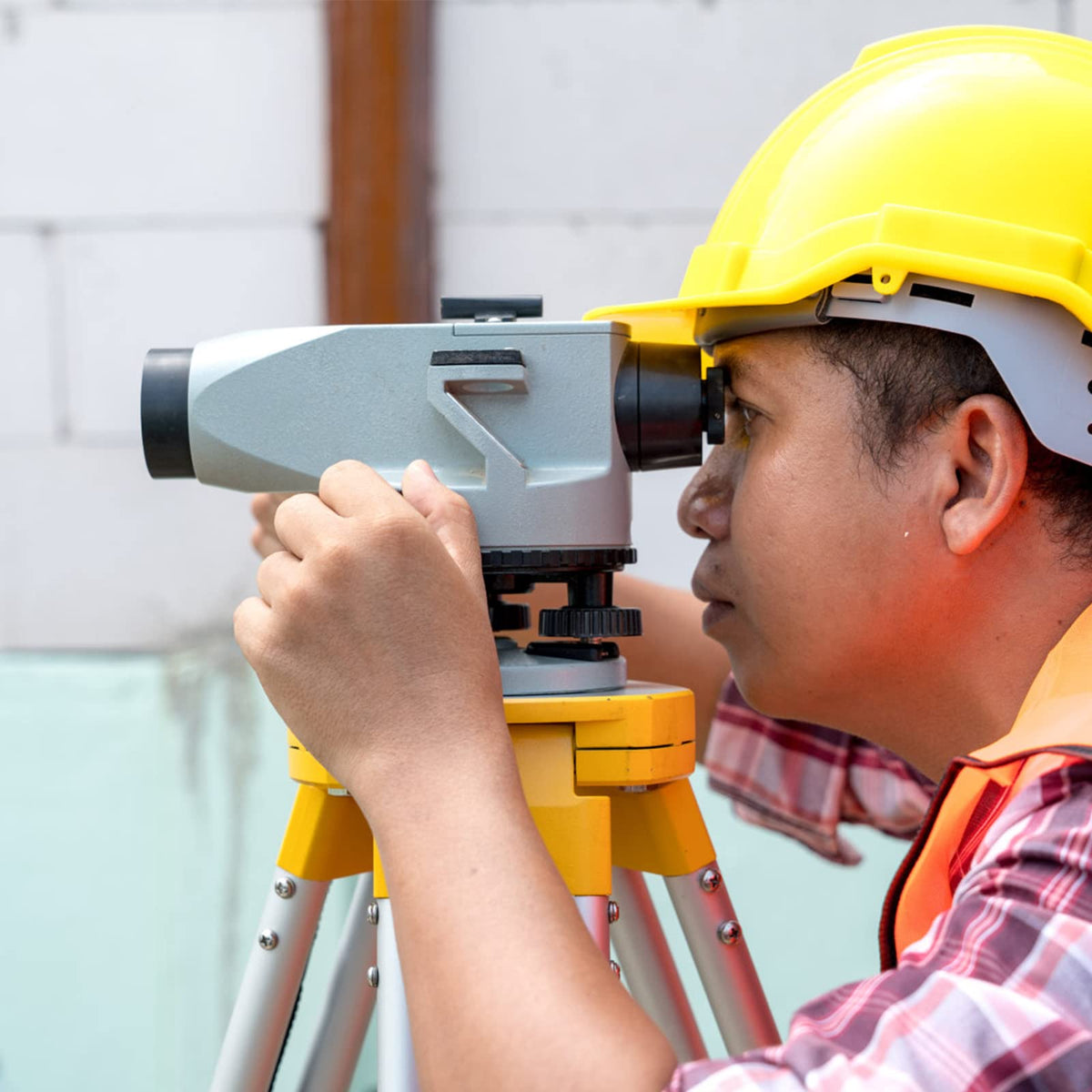Shoulder strap and compact form boost on-site portability of FT160B.