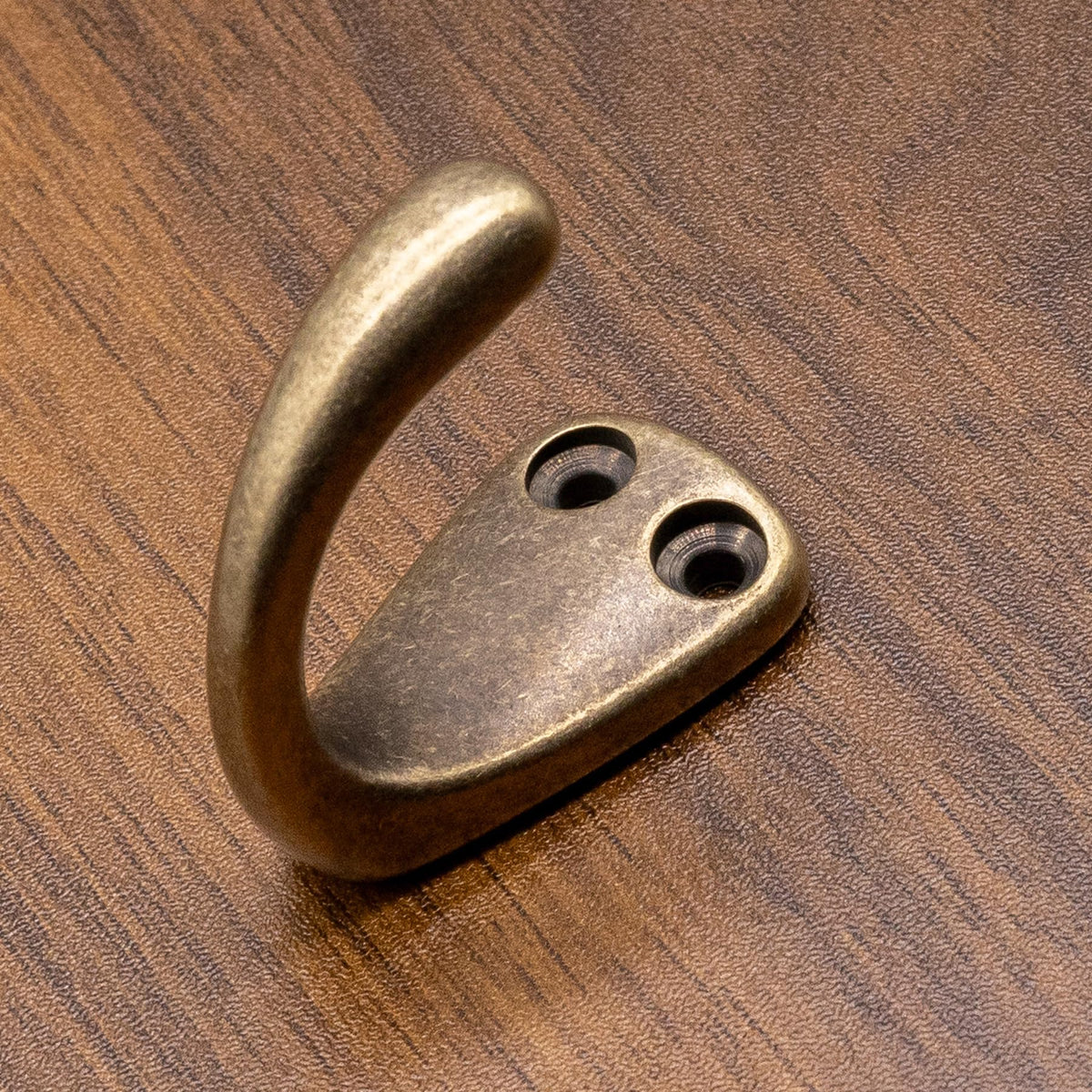 Two screw options for flexible mounting on sturdy surfaces