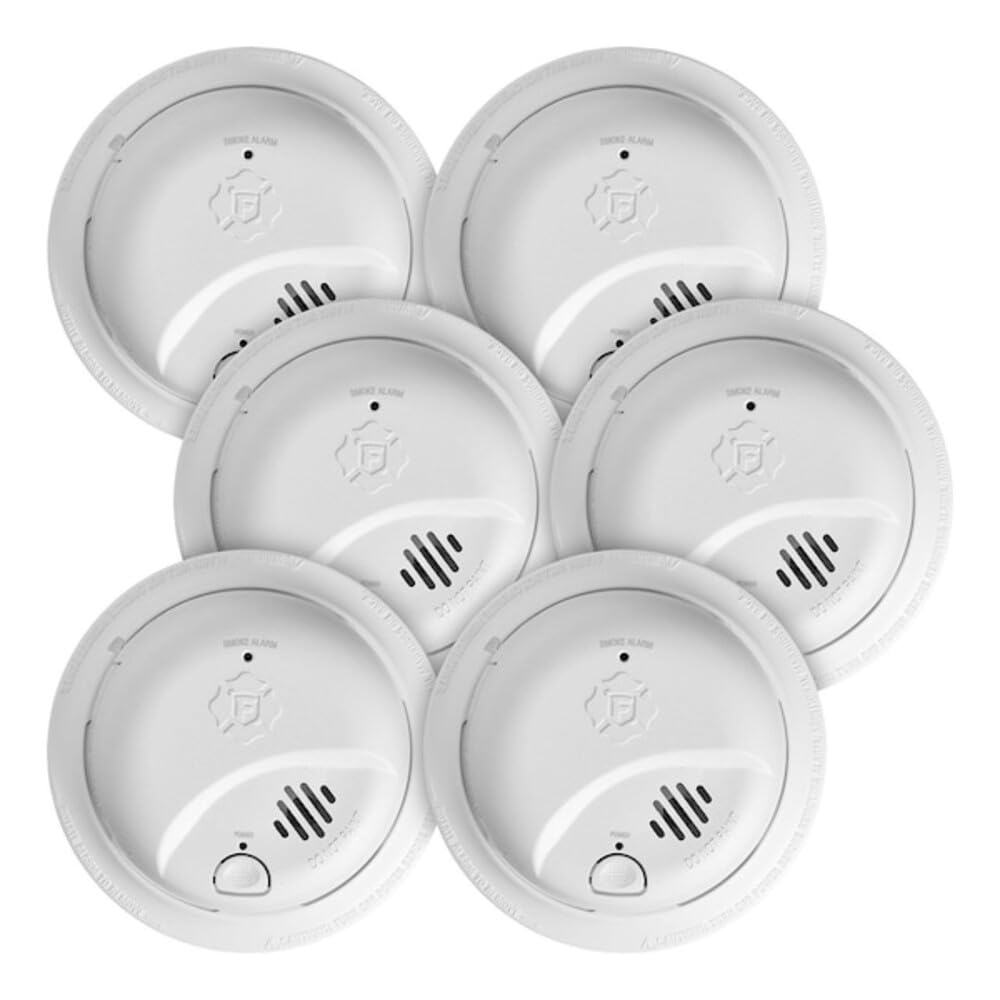 First Alert SMI105-AC smoke alarm front view with interconnect indicator for early warning