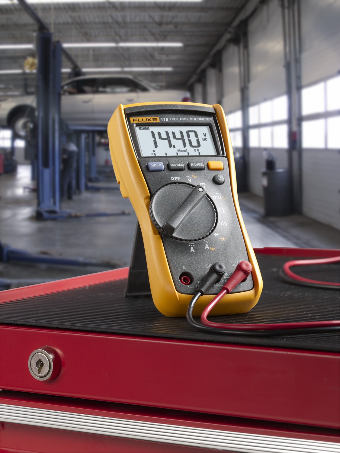 Fluke 115 multimeter safety rating CAT III 600V supports professional field work.