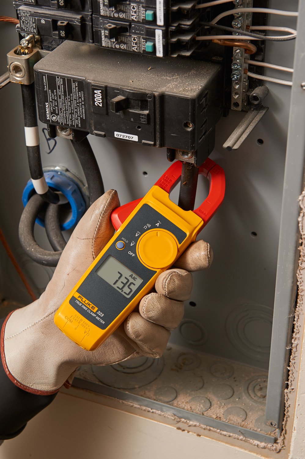 Fluke 117 test leads in use for on-site measurements