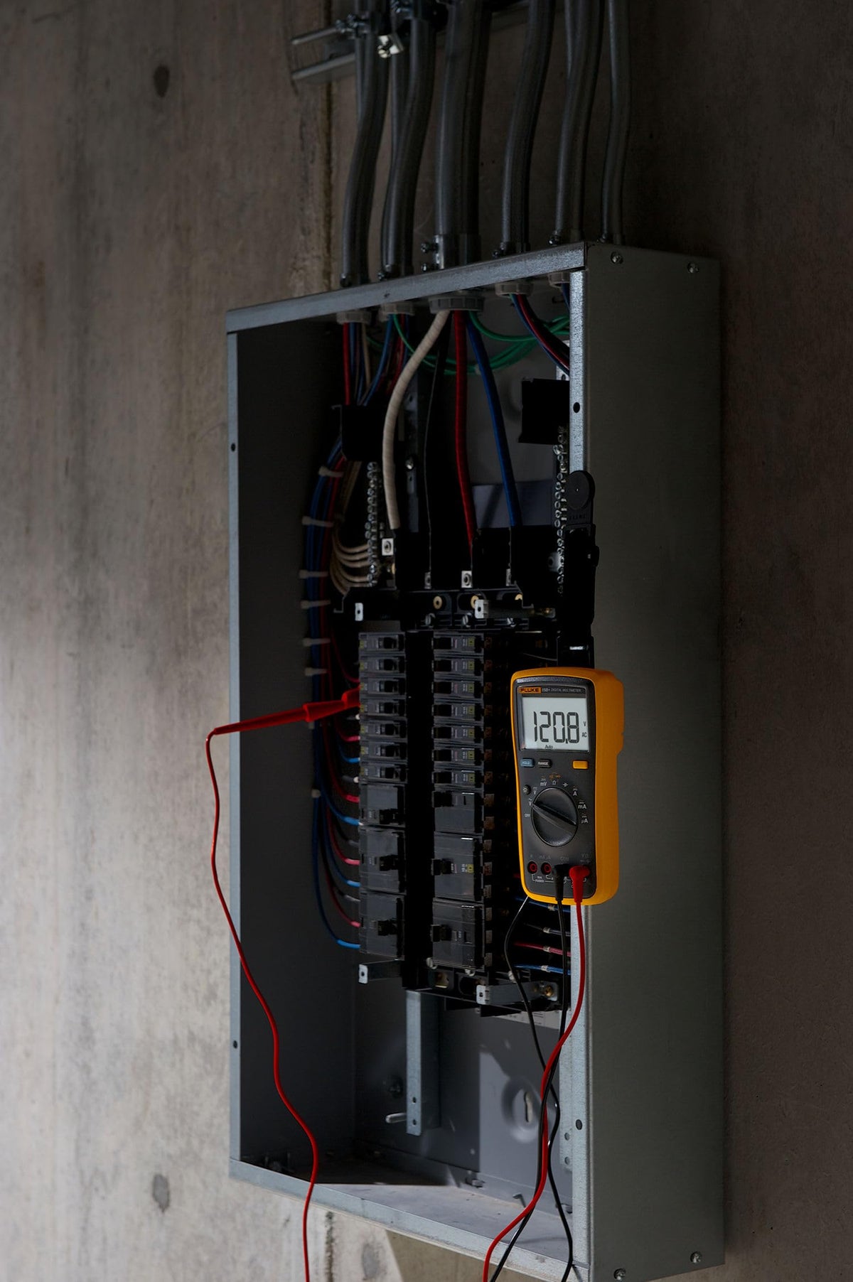 Fluke 15B+ current up to 10A aids diagnostic checks.