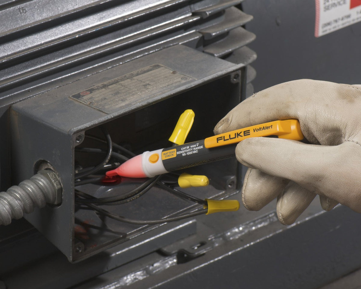 Fluke 2AC alert voltage tester battery check feature confirms charge status.