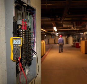 Fluke 323 true RMS clamp meter with jaws open for non-linear signals