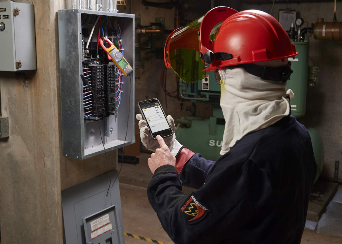 Safe non-contact testing with Fluke 378 FC and FieldSense technology.