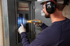 Fluke BK120 transmitter LEDs indicate wiring status at a glance