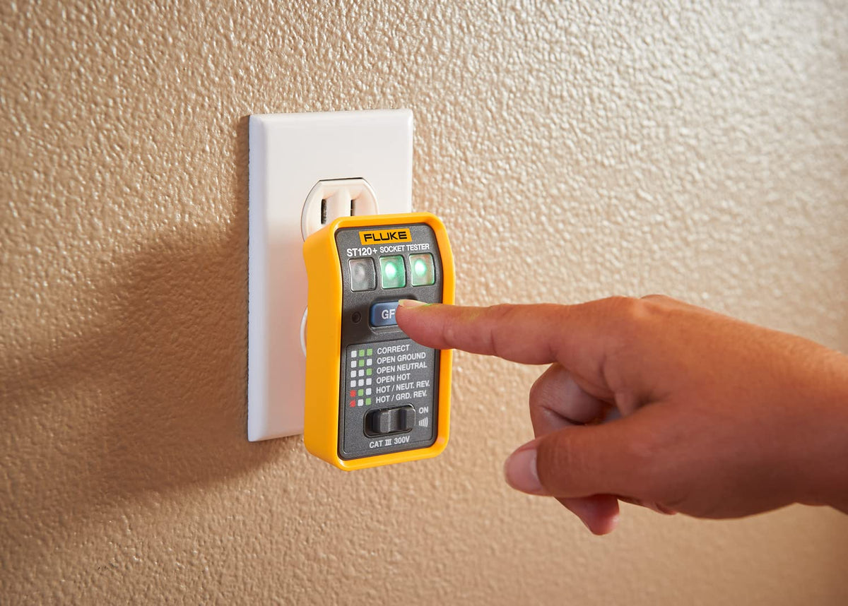 Fluke ST120+ in-use outlet test demonstrates quick status verification.