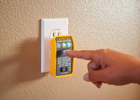 Fluke ST120+ in-use outlet test demonstrates quick status verification.