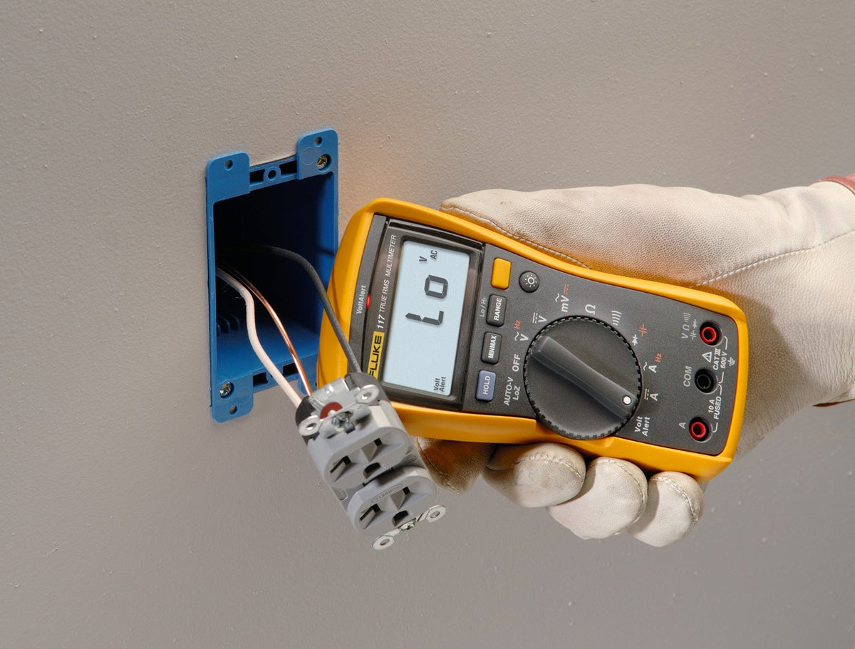 Fluke 117 backlit LED screen aids visibility in dim environments.