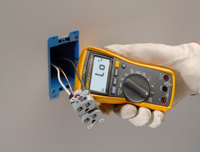 Fluke 117 backlit LED screen aids visibility in dim environments.