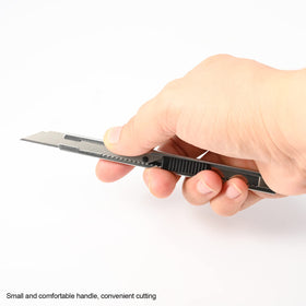 Auto-lock mechanism secures blade during use for stable cutting