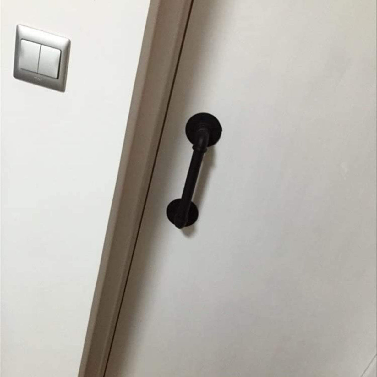 FOYO towel bar in matte black for organized, accessible bathrooms.