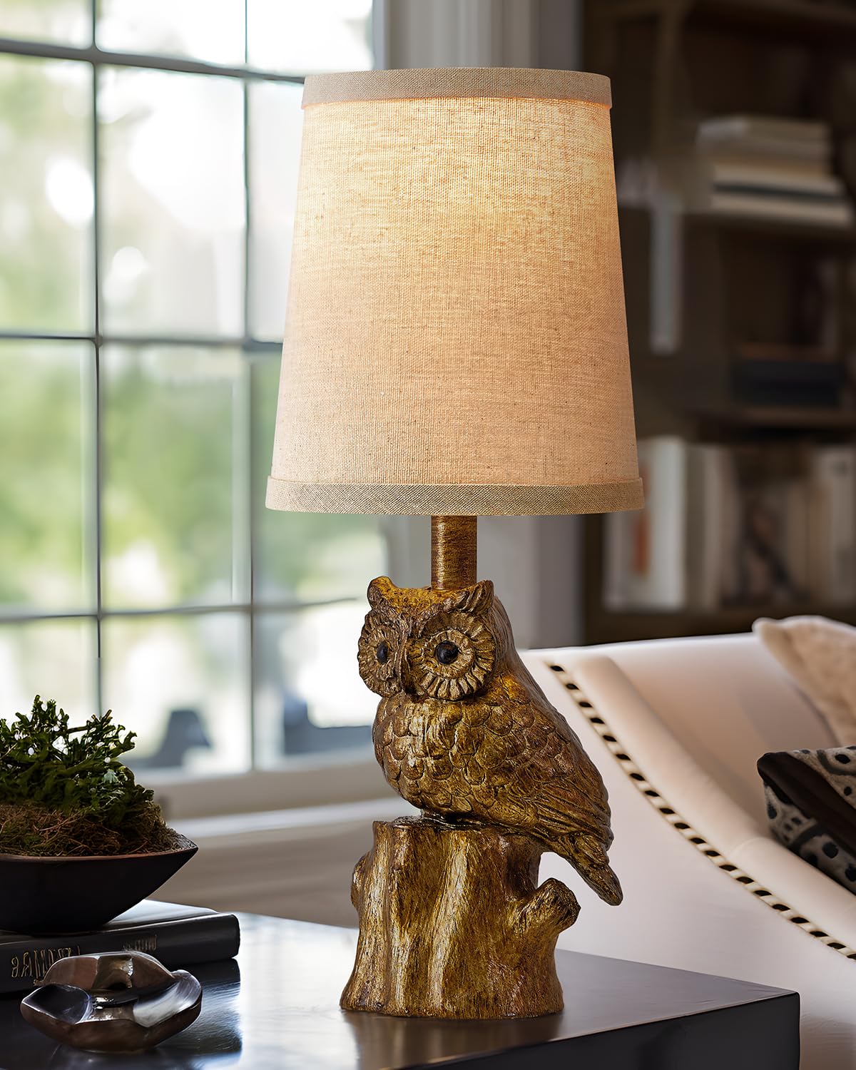 G-SAFAVA compact bedside lamp fits end tables and desks.