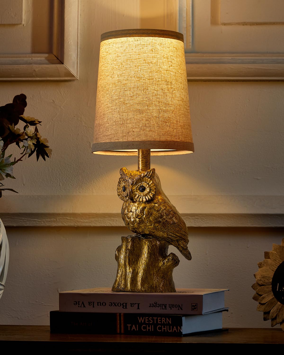 G-SAFAVA resin lamp body with linen shade creates soft, cozy light.
