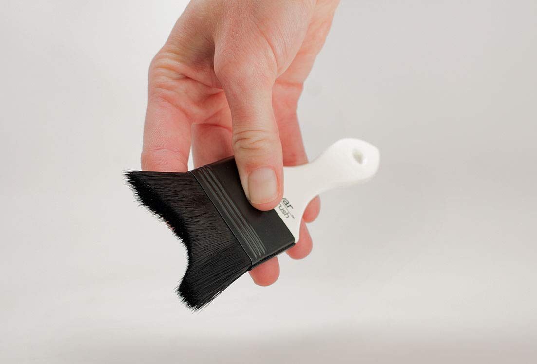 Gamblin Gamvar brush cleanup with Gamsol, easy maintenance after varnishing.
