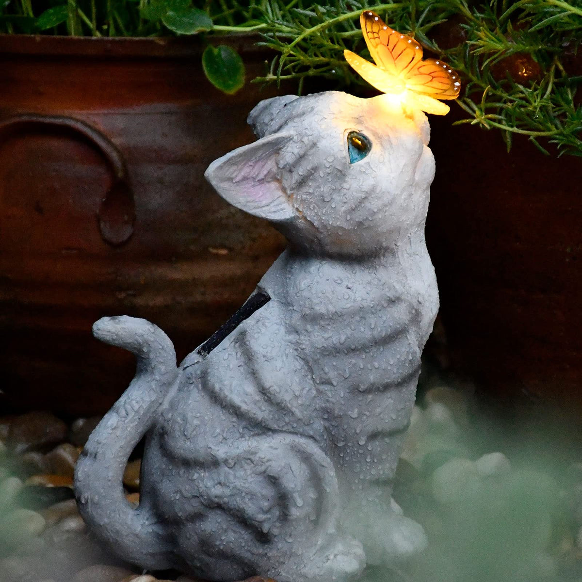 Gardenfans pond-edge cat statue for decorative lighting near water.