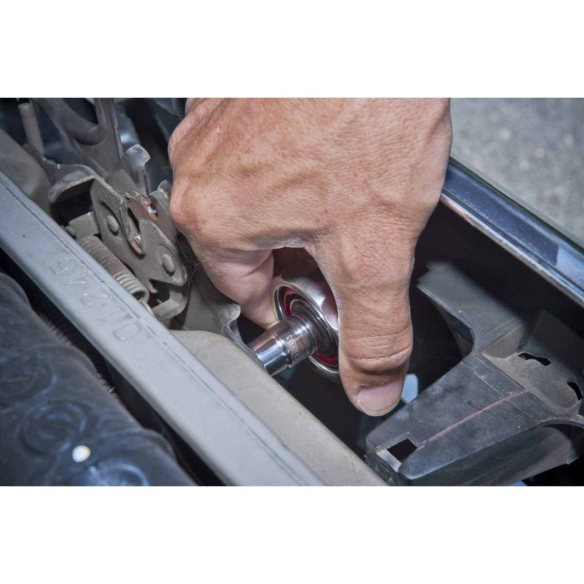 GEARWRENCH 81270 ergonomic handle design for comfortable use in long jobs