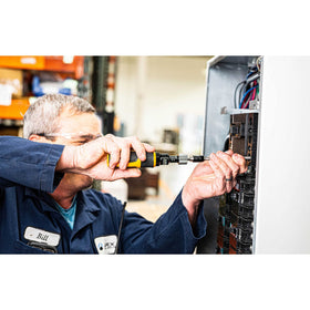 GEARWRENCH torque screwdriver locking adjustment collar demonstrates easy torque setting.
