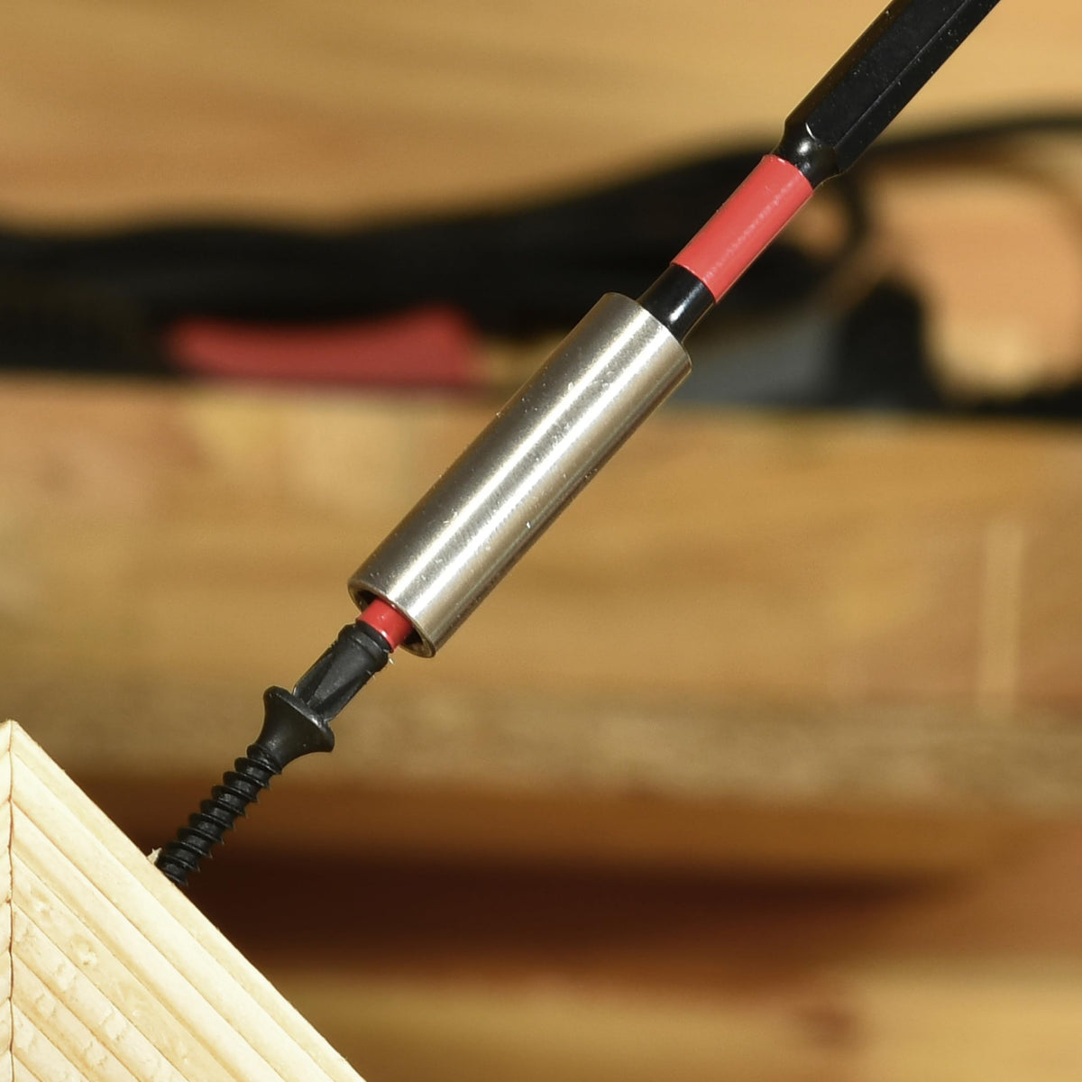 GEINXURN Heat-treated bits offer strong bite and long life.