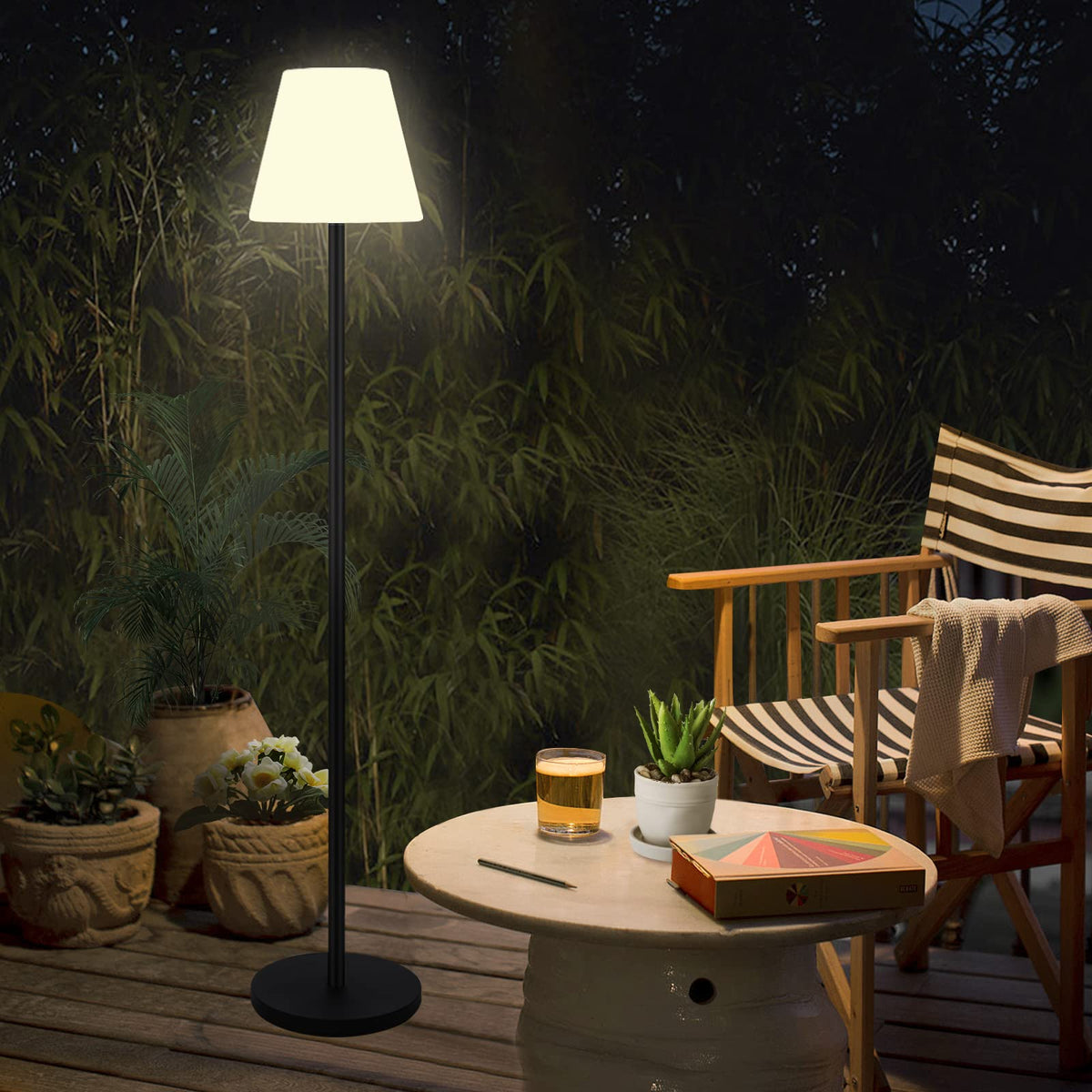 Gewiny outdoor floor lamp with solar panel for daytime charging and energy efficiency.
