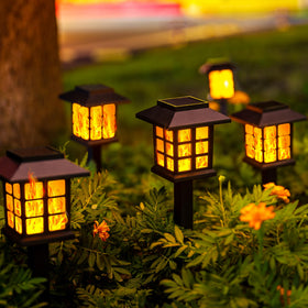 GIGALUMI flickering flame design enhances festive garden decor.