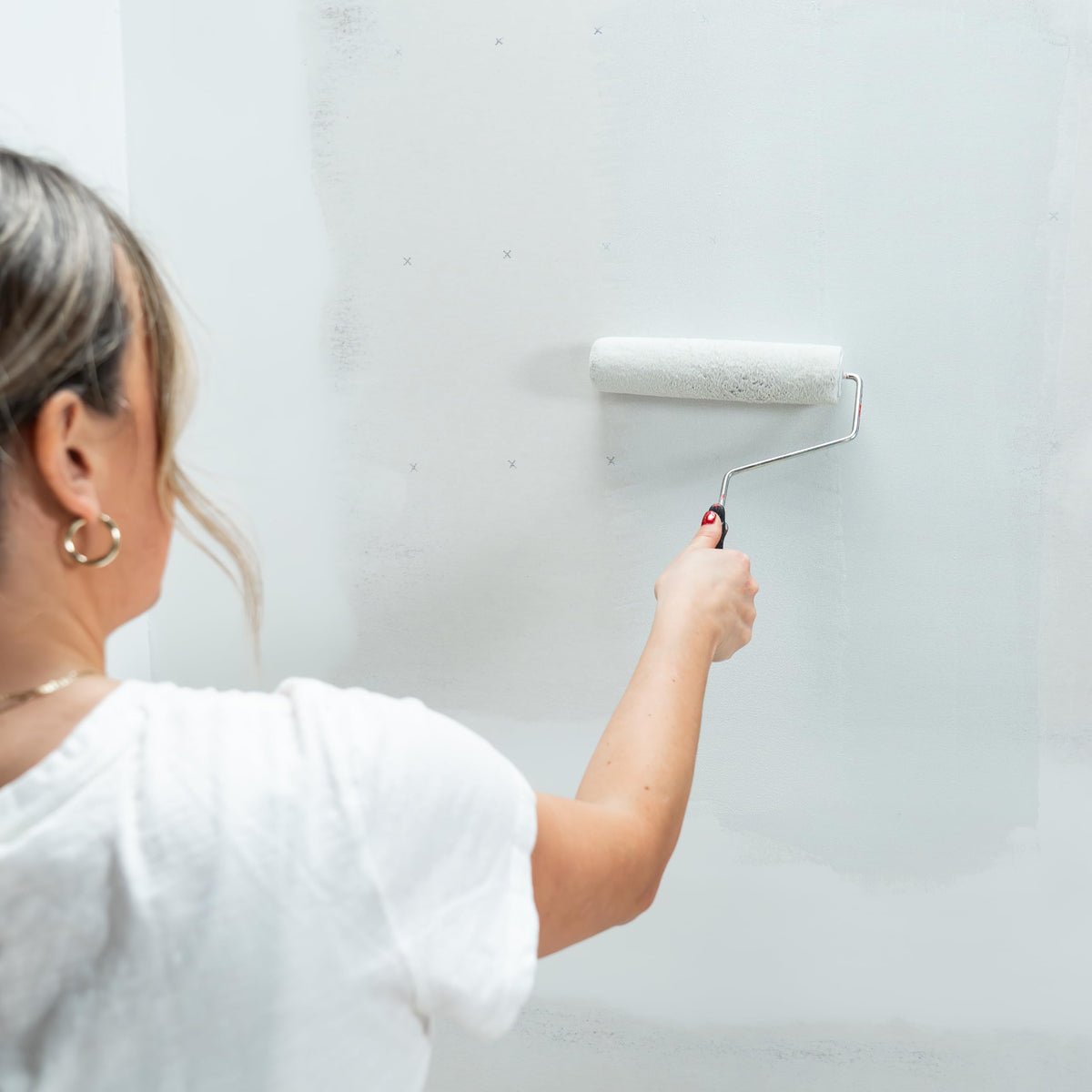 Glidden primer application with brush or roller for smooth coverage