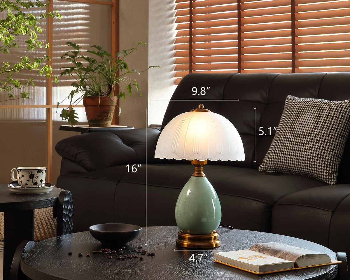 Glivpny hand-blown lampshade delivers warm light diffusion.