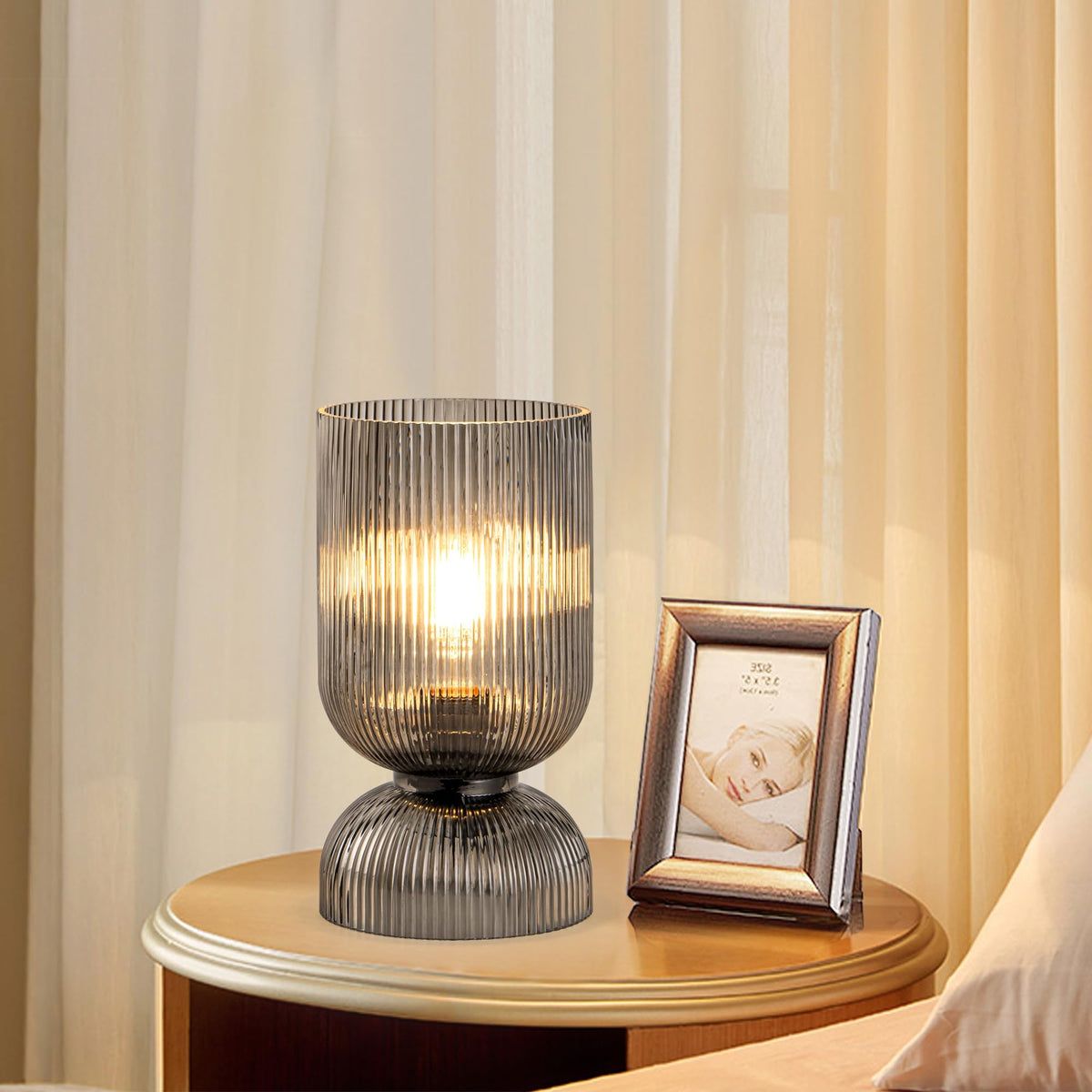 Gmrhndy lamp emits soft warm light for relaxing evenings.