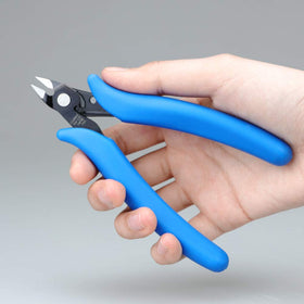 GodHand PN-125 blade close-up highlights sturdy steel for reliable cuts.