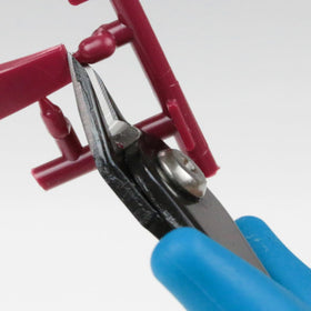 GodHand PN-125 grip-angle view demonstrates comfortable handling during long sessions.