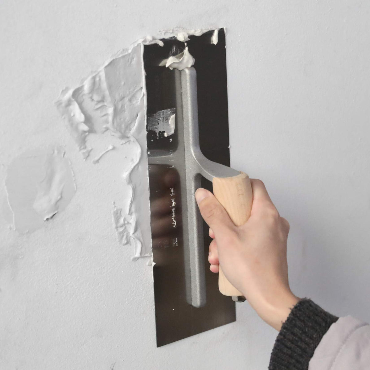 Goldblatt flat blade trowel promotes even application
