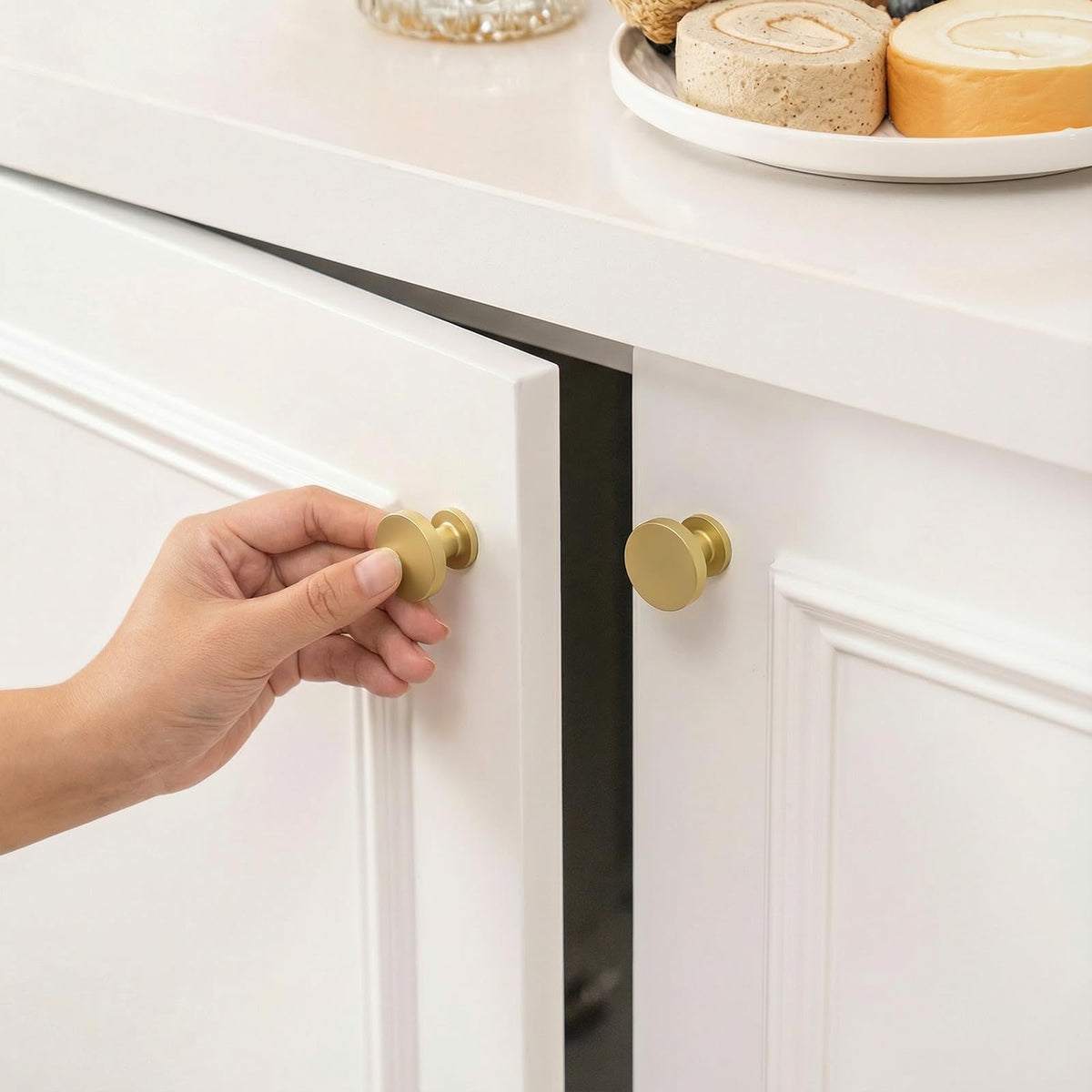 Goldenwarm round knob with 29mm profile and clean brushed finish.