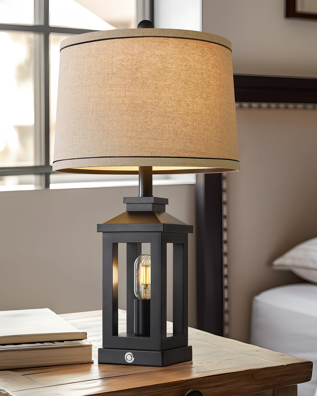 G-SAFAVA lamp USB ports provide convenient charging