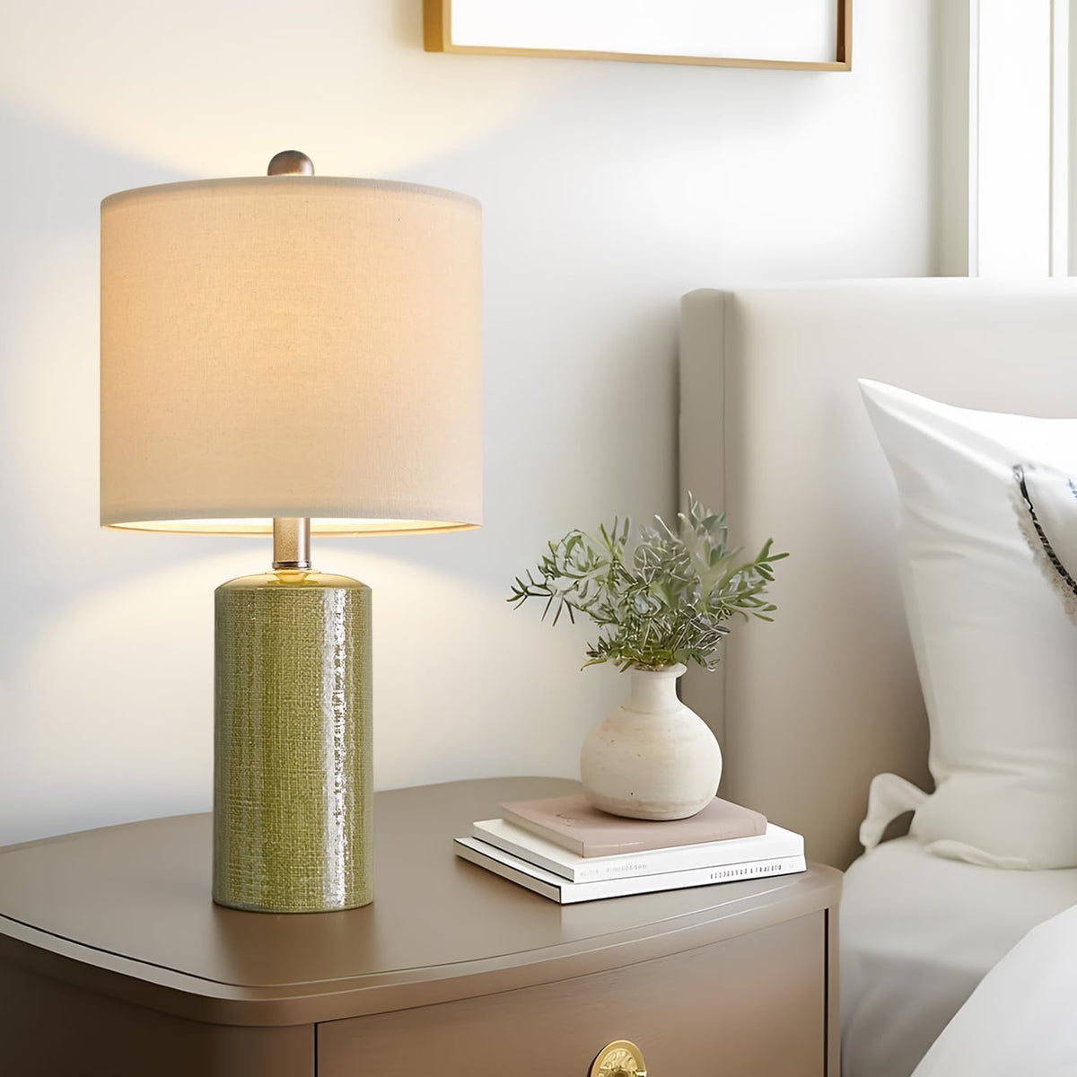 G-SAFAVA nightstand lamp creates a warm, inviting ambiance.