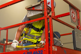 Adjustable 4-6 ft lanyard length shown for flexible access to work zones