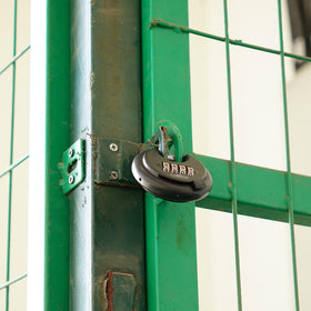 Guliffen combination lock demonstrates easy code reset process