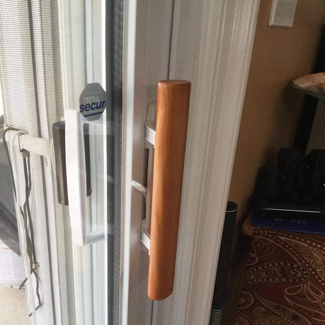 HauSun reversible handle demonstrates compatibility with left- or right-handed doors.