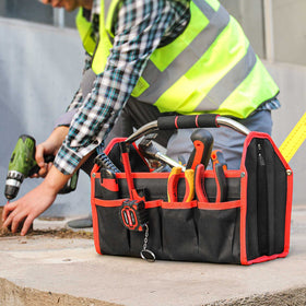 HAUTMEC non-slip base pads stabilizing the bag on wet surfaces