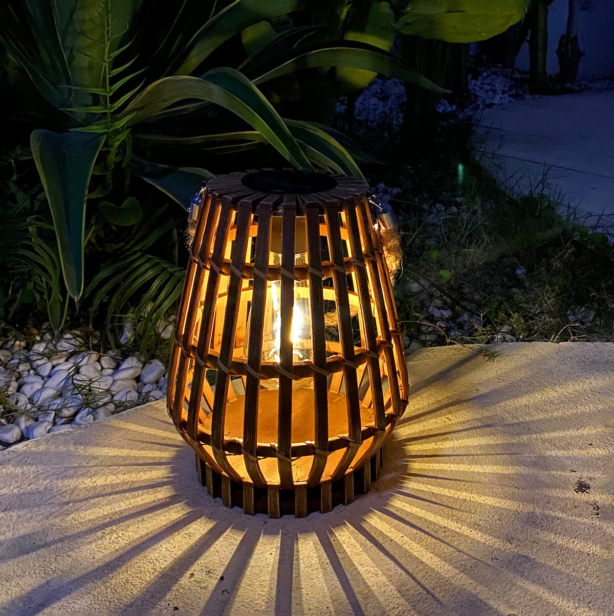 HERJIATK IP44 waterproof outdoor lantern withstands weather for patios and gardens.