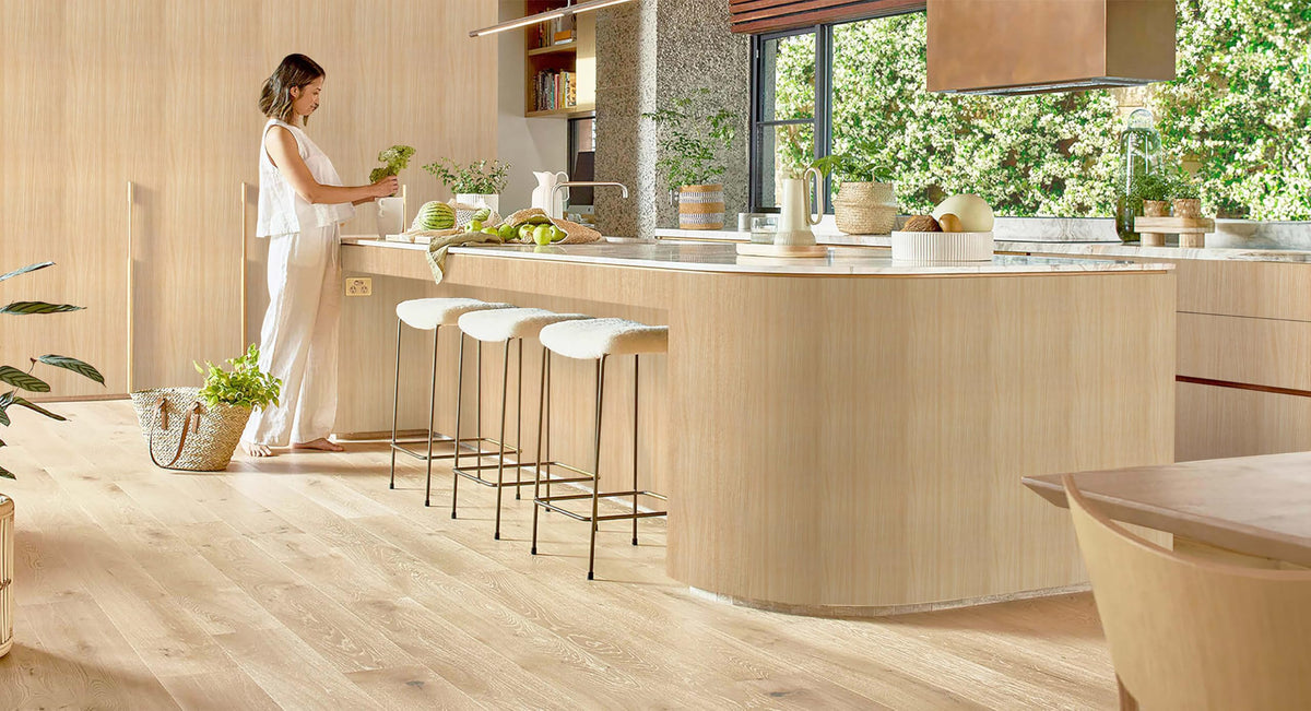 Heroad self-adhesive vinyl adheres smoothly to flat surfaces.