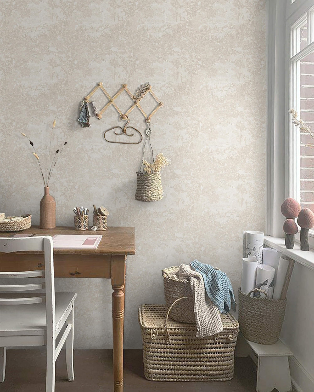 Heroad wallpaper in a living room creates a calm beige ambiance.