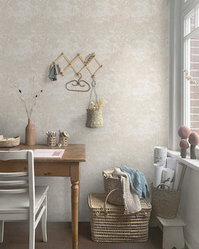 Heroad wallpaper in a living room creates a calm beige ambiance.