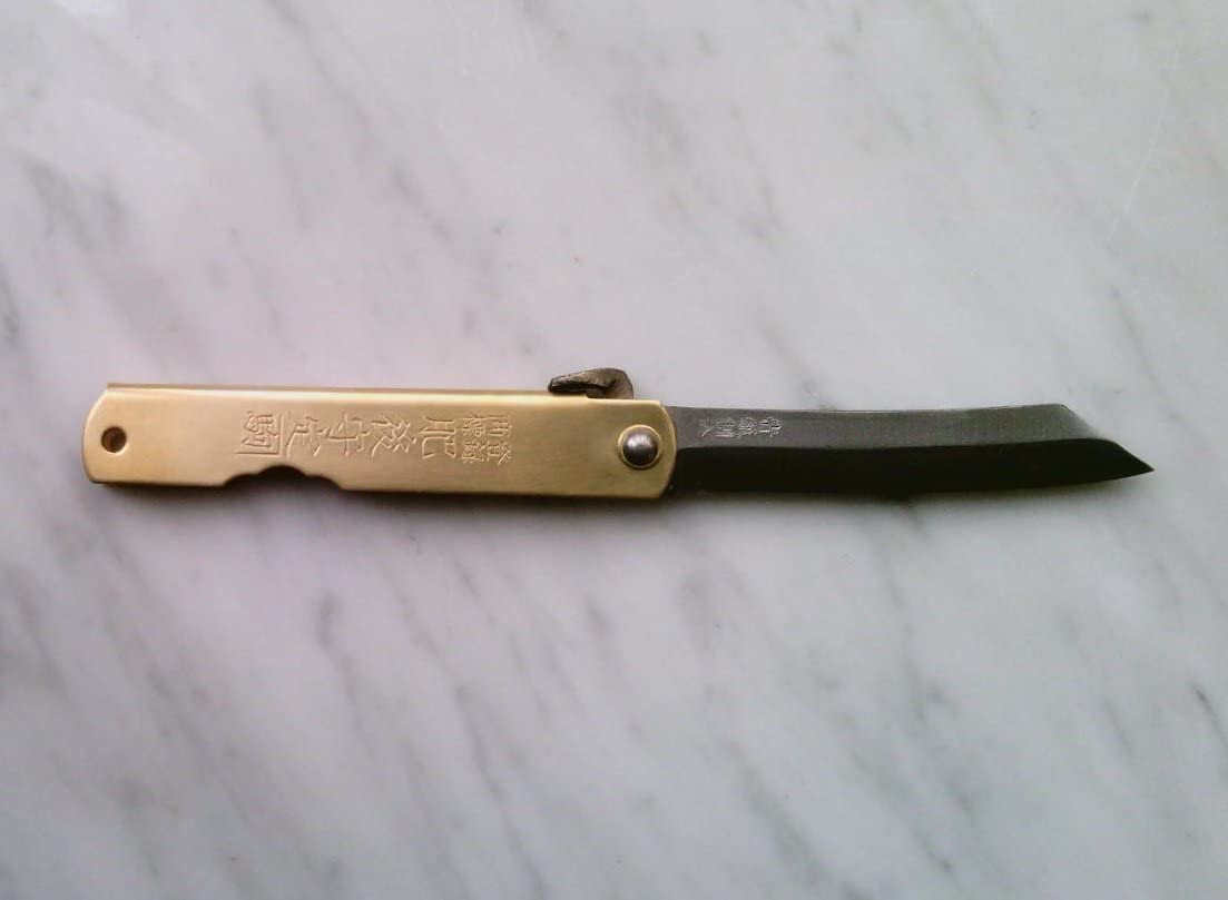 Opening lever design on Higo no Kami for smooth one handed access.